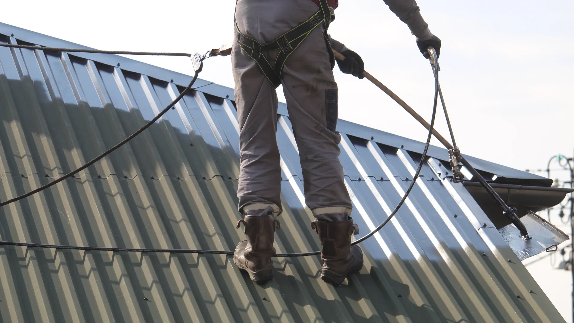 Pracownik SolarCare podczas czyszczenia dachu