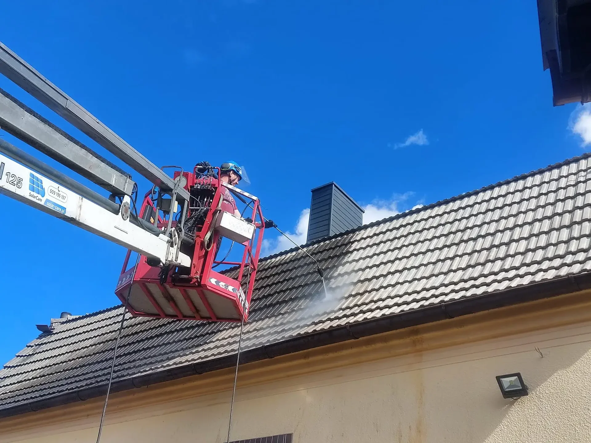 Podnośnik koszowy w akcji przy wycince drzew