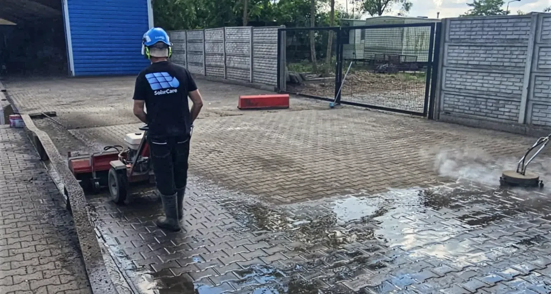 Czysta kostka brukowa po myciu ciśnieniowym