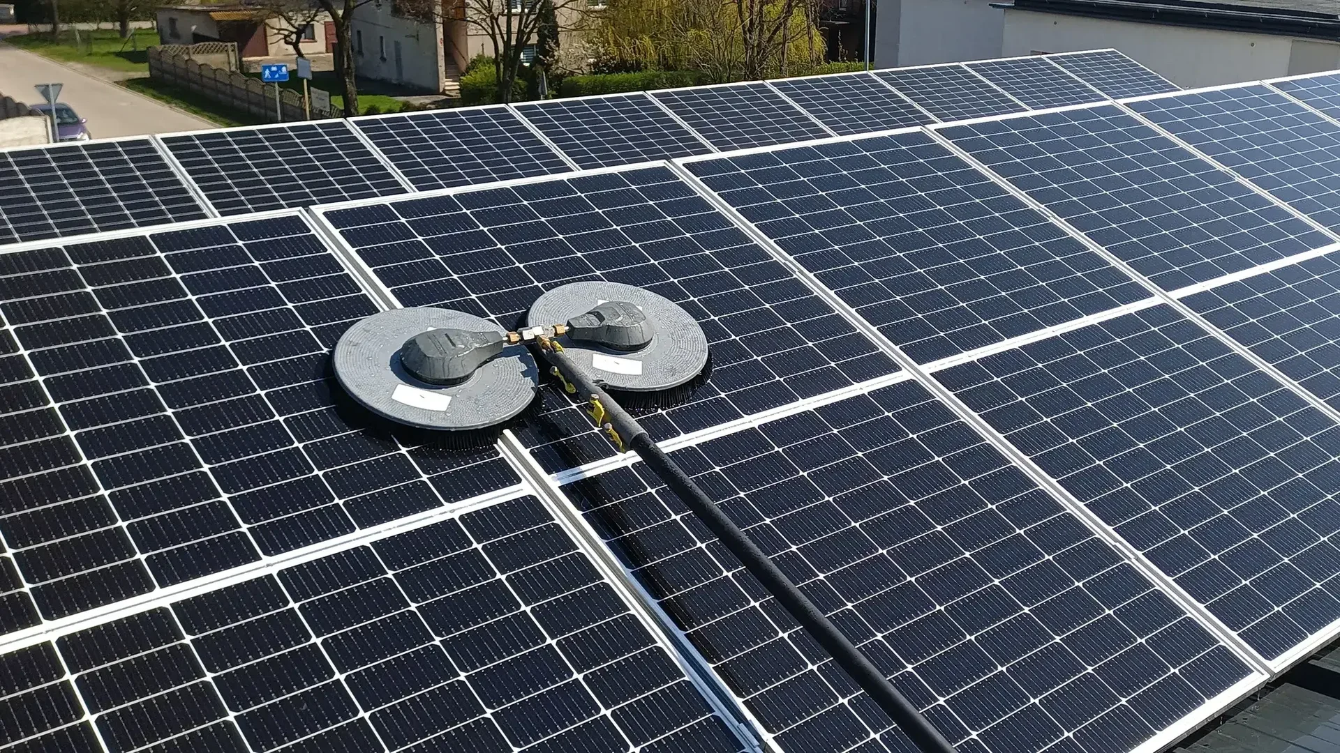 Czyste panele fotowoltaiczne na dachu